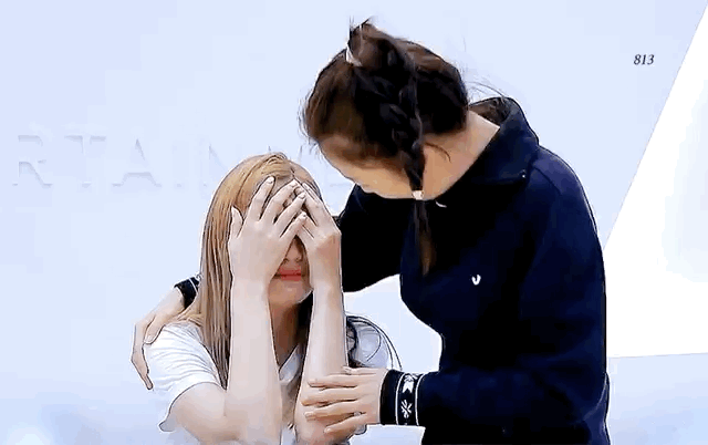 [에이핑크] 우는 하영이 안아 주는 보미.gif | 인스티즈