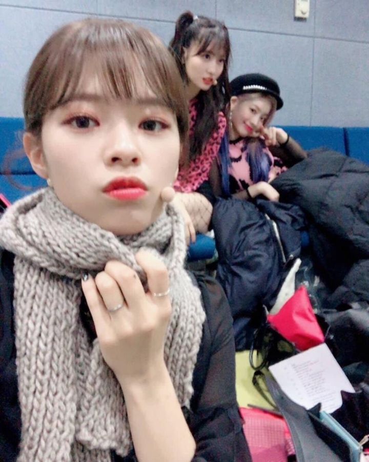 지효가 강다니엘에게 직접 짜준 목도리(+멤버들).jpg | 인스티즈
