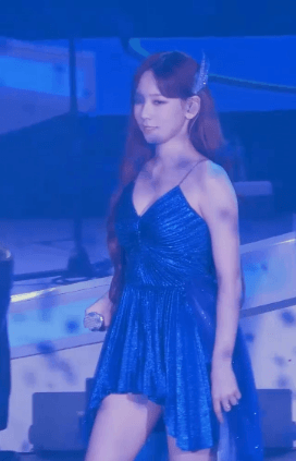 끈나시 드레스 입고 노래하는 태연.gif | 인스티즈