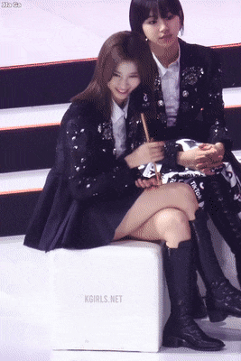 앉아있는 사나.gif | 인스티즈