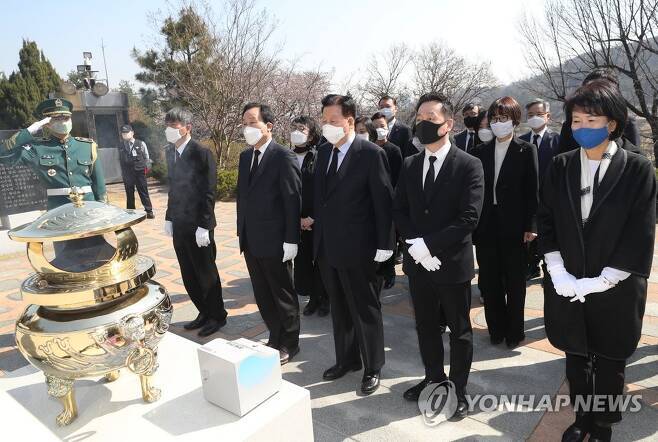 열린민주, 김대중 묘역 참배..시민당과 '적통 경쟁' | 인스티즈