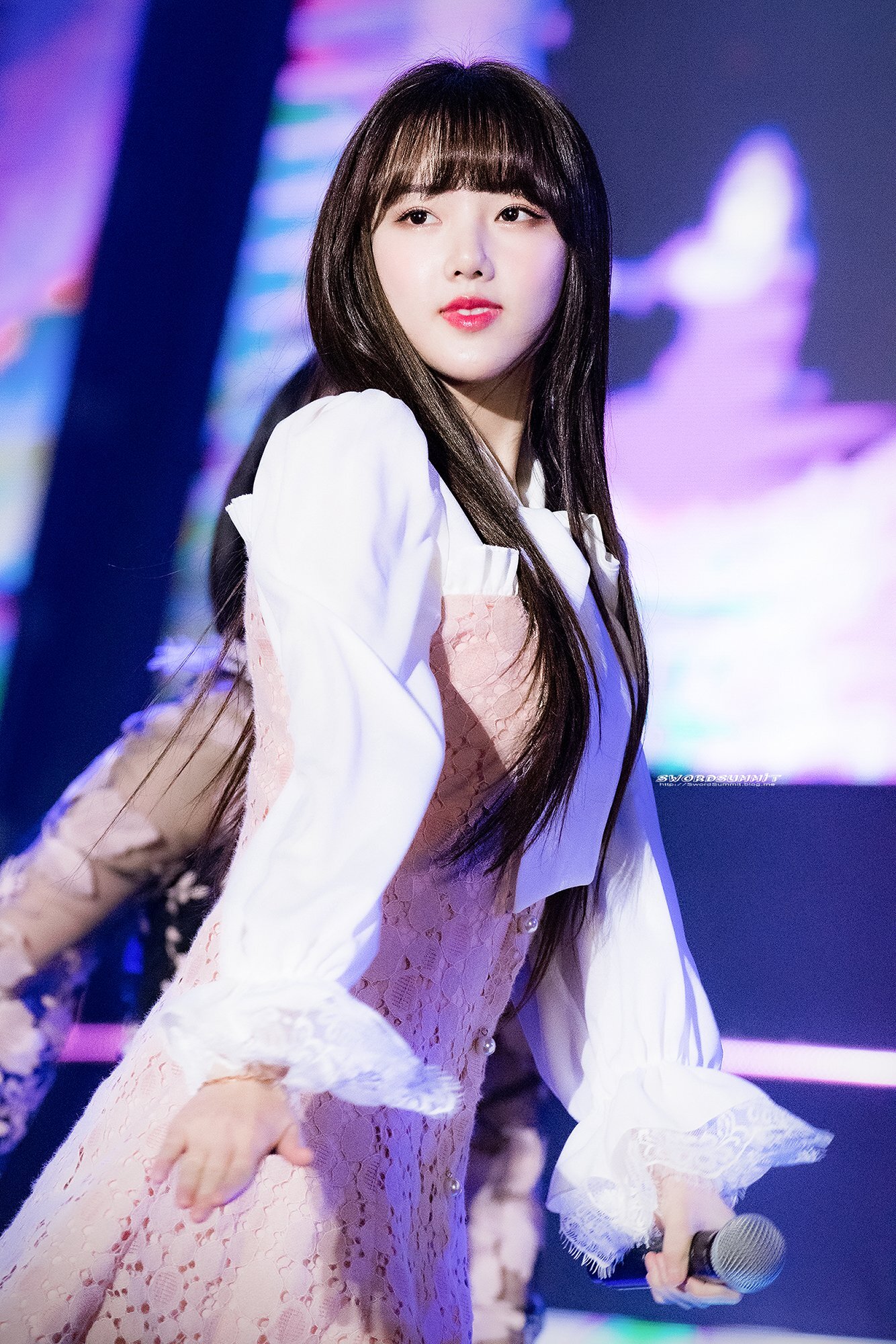 앞구르기 하고 보니까 은근히 미인인 듯한 여자친구 예린이.jpgif | 인스티즈