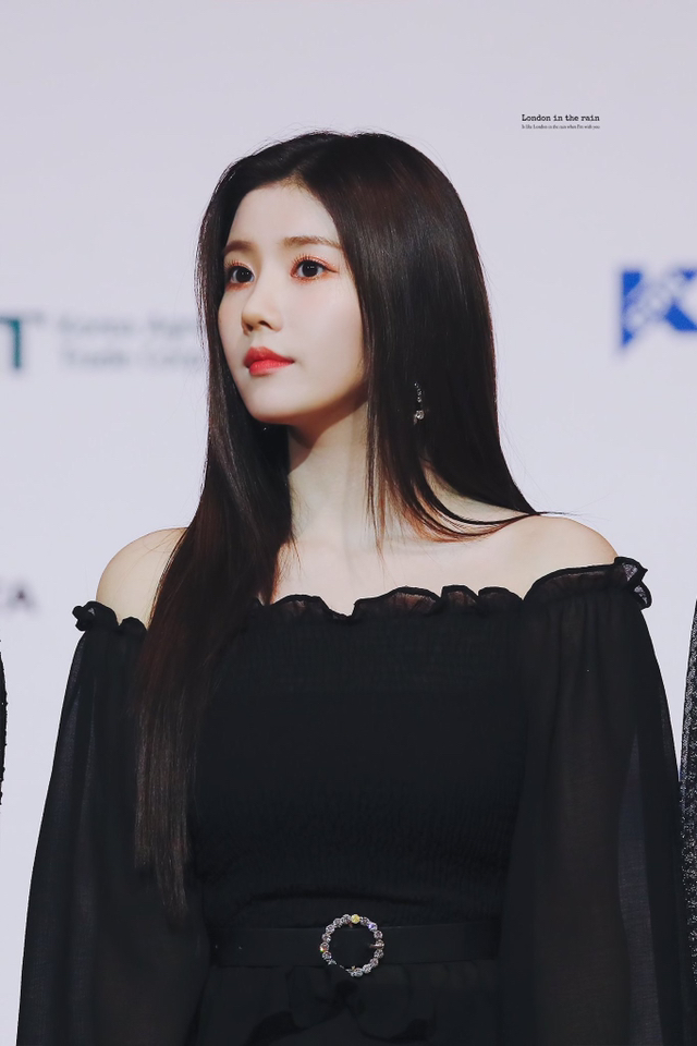 아이즈원) 얼굴에 뭘 이렇게 묻히고 다니나 싶은 권은비 | 인스티즈