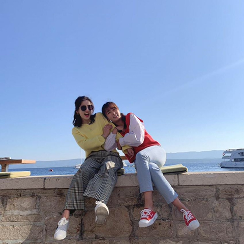 크로아티아에서 일을 하고 있는 에이핑크 초롱 보미.jpg | 인스티즈