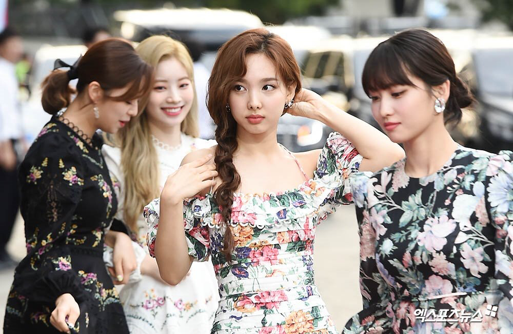 꼬까옷 입고 나연이 코스프레하는 bugs bunny 🐰 | 인스티즈