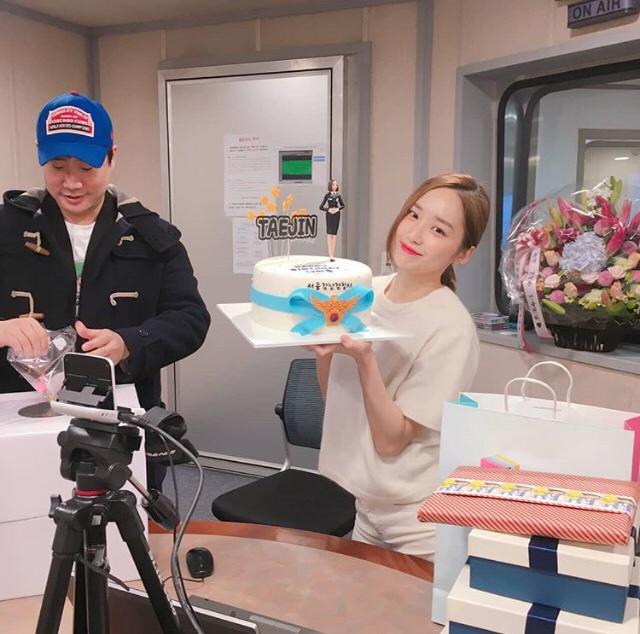 생일선물 받은 윤태진.jpg (+ 행복춘X울보춘) | 인스티즈