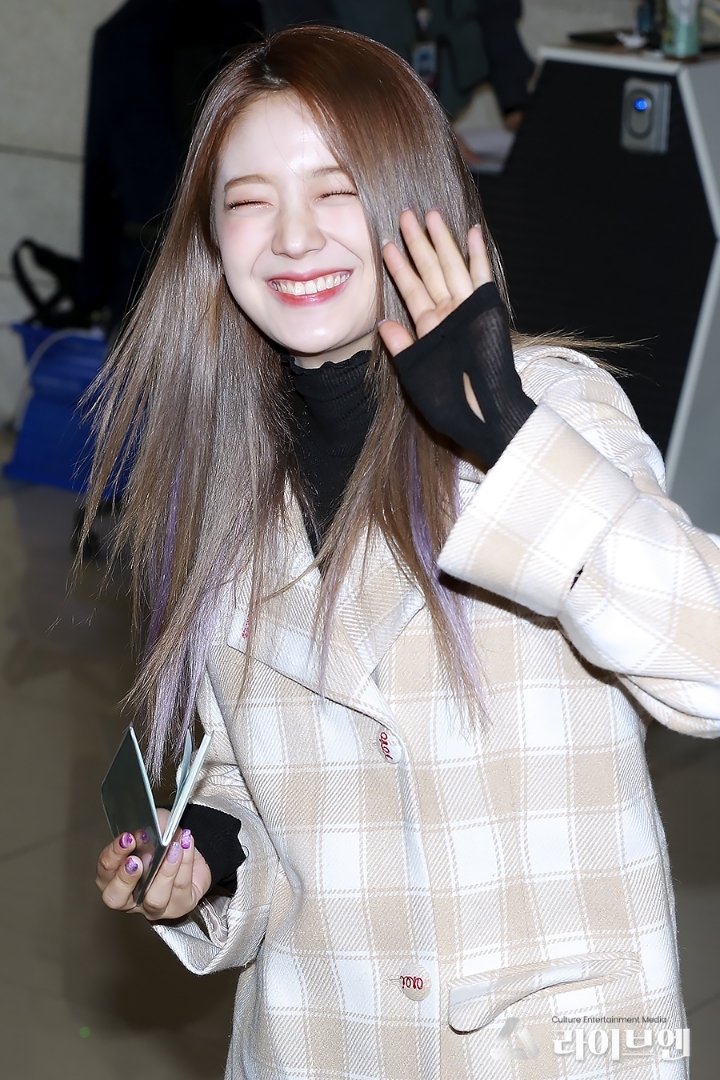 모두들 크리스마스에 이렇게 화알짝 웃으시란 의미로 장규리.jpgif | 인스티즈