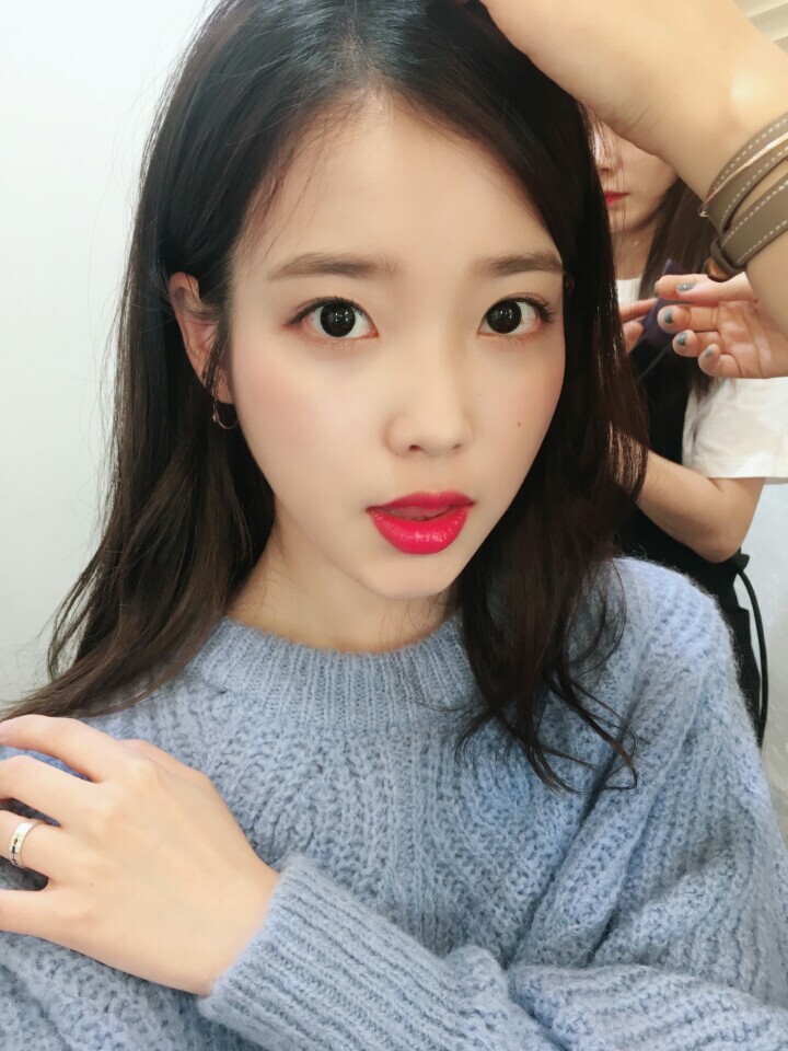 아이유 무대뒤 여친짤 대방출.jpg | 인스티즈