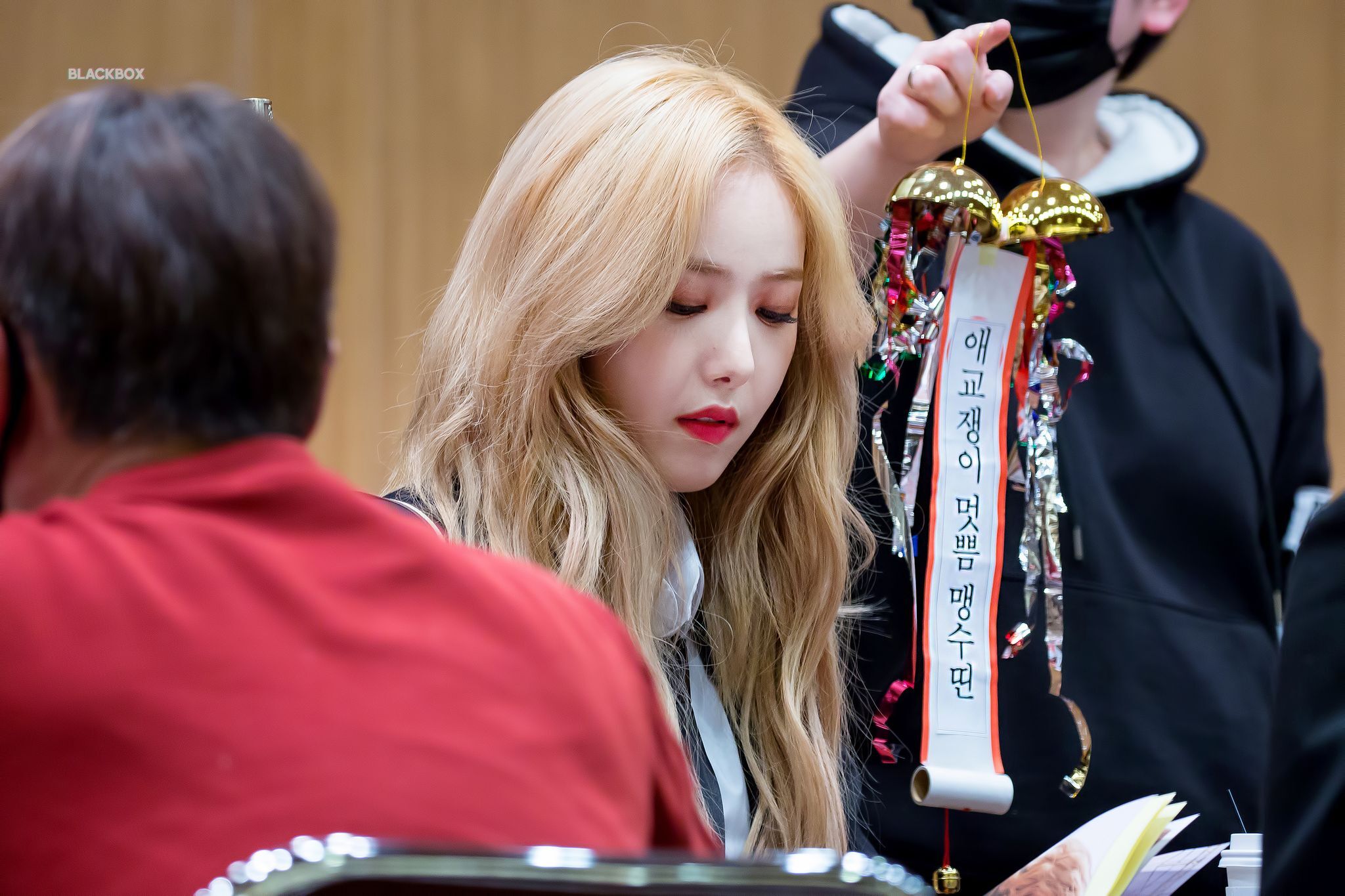 야심한 시간에 보니까 은근히 미인인 듯한 여자친구 신비.jpgif | 인스티즈