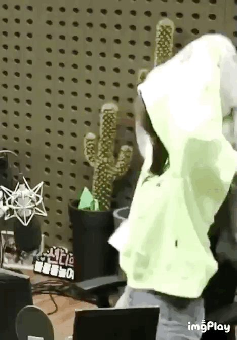 외투 벗고 입는 에이핑크 정은지.gif | 인스티즈