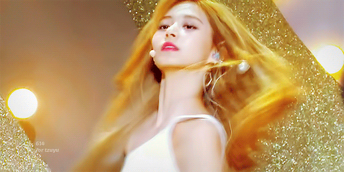 내 얼굴 대박이지? 라고 하는 것 같은 트와이스 쯔위 신곡 안무.gif | 인스티즈