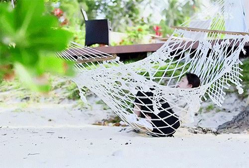 해먹에 누워 작사 하는 에이핑크 정은지.gif | 인스티즈