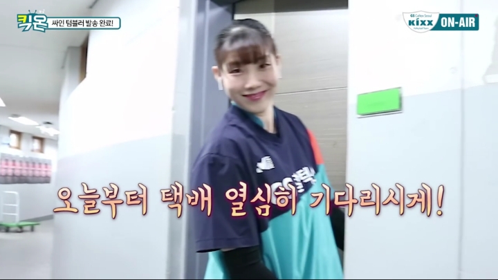 텀블러에 싸인하는 여배선수들.jpg | 인스티즈
