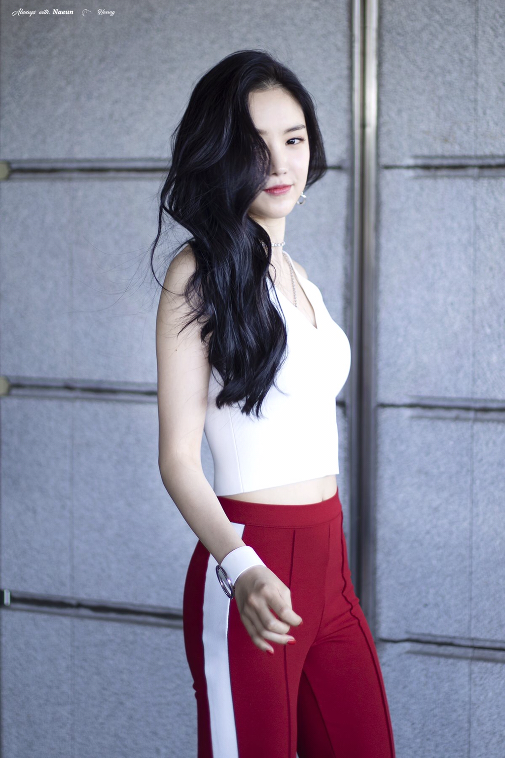 [에이핑크] 맘스터치는 역시 딥치즈버거라서 나은이 | 인스티즈