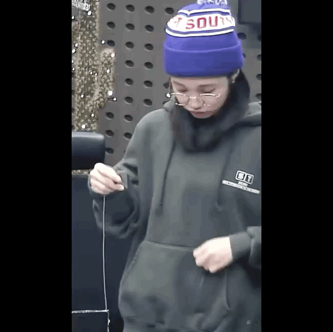 이어폰 정리하는 것 마저 귀여운 에이핑크 정은지.gif | 인스티즈