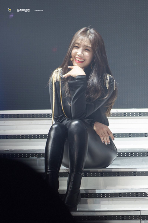 가죽 바지 입은 에이핑크 정은지.jpg | 인스티즈