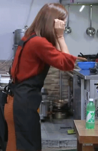 [골목식당] 홍탁집 알바하는 조보아.GIF | 인스티즈