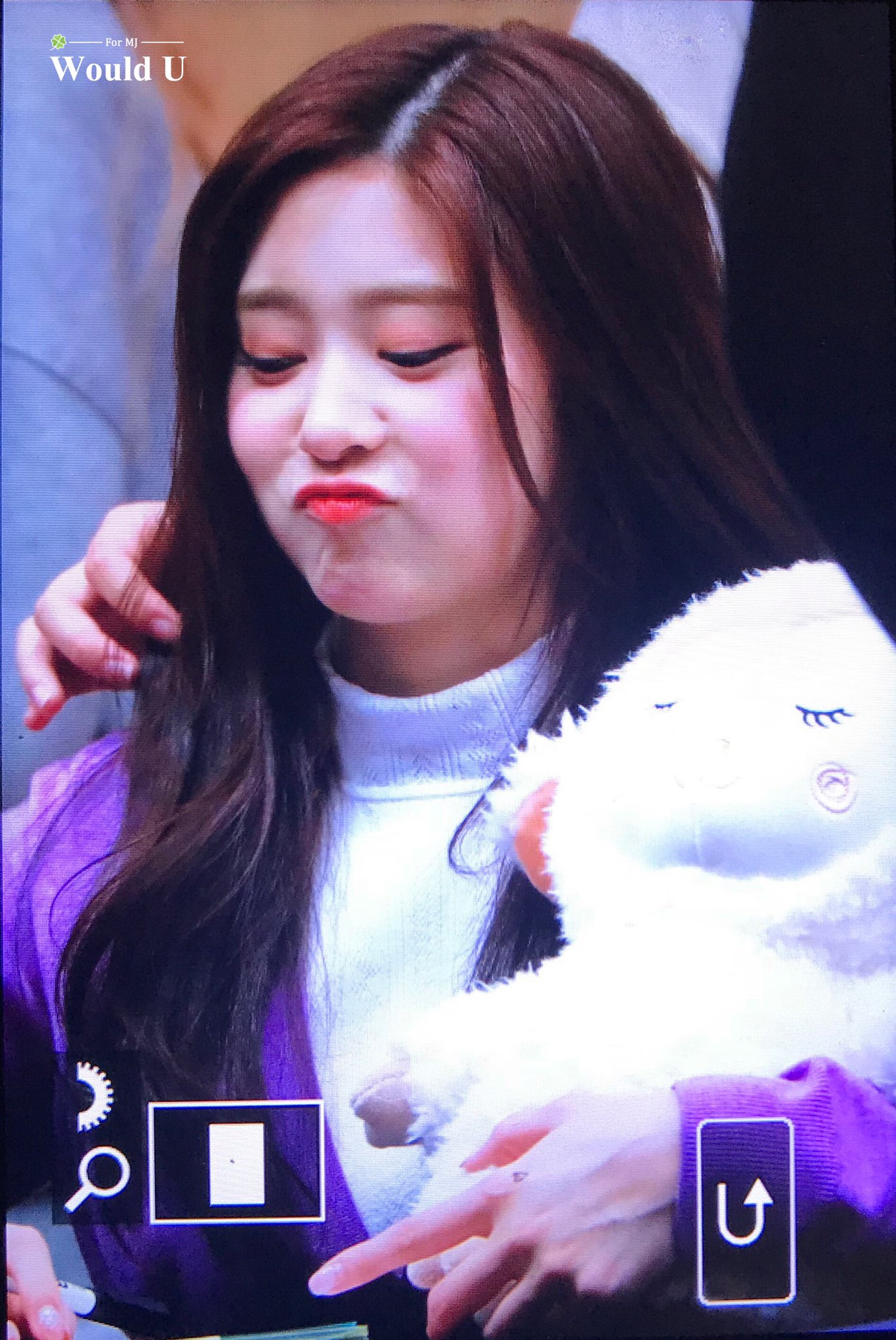 항상 어딘가 억울하고 애잔한 아이즈원 민주.jpg | 인스티즈