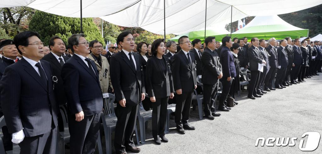 한국당 다카기 마사오 묘소 헌화.jpg | 인스티즈