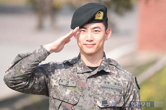 궁금해서 찾아본 연예인들 전역 때 경례 | 인스티즈
