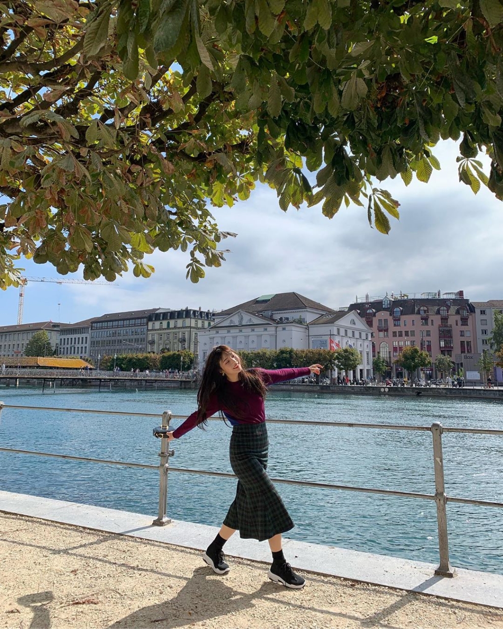 예쁜 스위스 풍경과 잘 어울리는 레드벨벳 조이 | 인스티즈