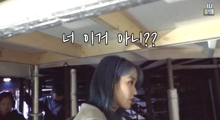 아이유가 스태프와의 나이차를 실감하는 소재 | 인스티즈
