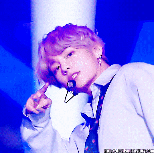방탄소년단 뷔의 무대 위 표정 연기.gif | 인스티즈