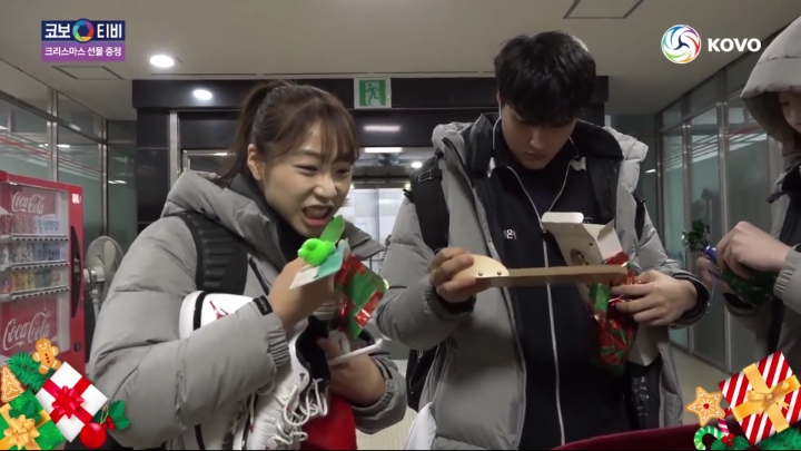 크리스마스 선물받는 기업은행 선수들.jpg | 인스티즈