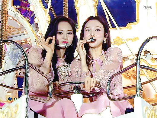 190104 회전목마 탄 나연 &amp; 쯔위 | 인스티즈
