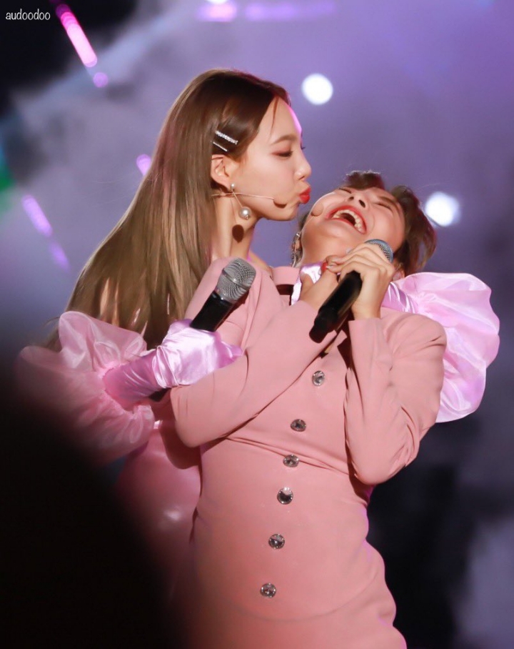 뽀뽀하는 트와이스.jpgif | 인스티즈