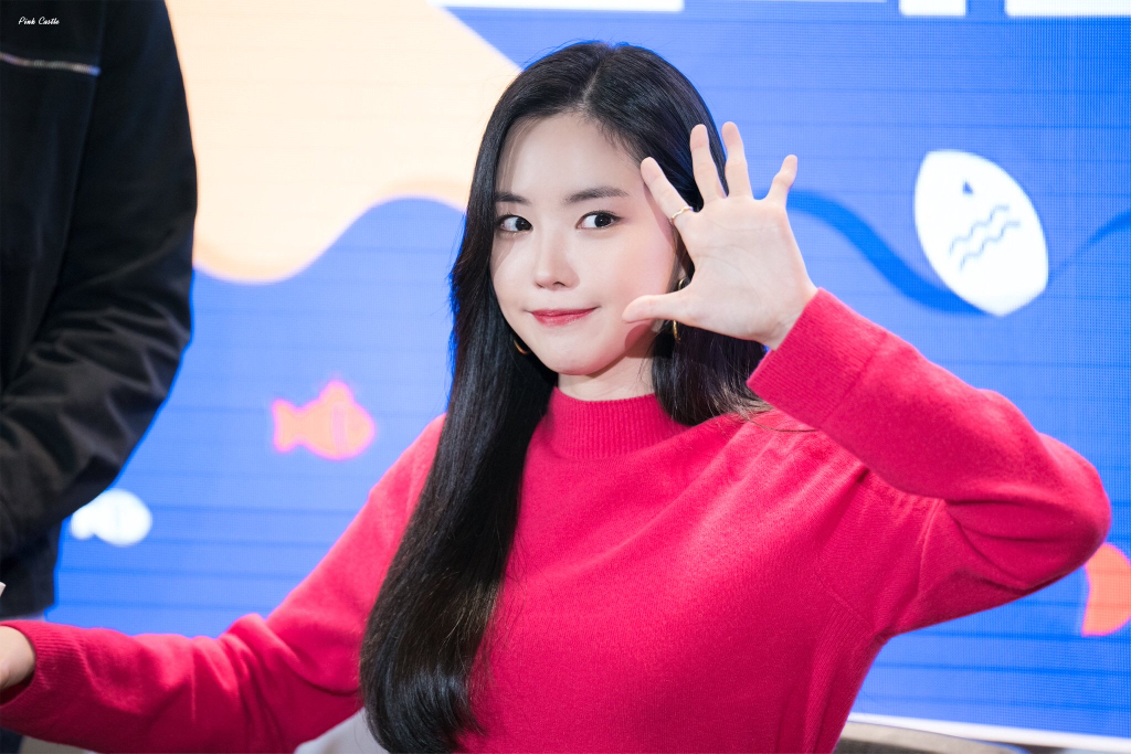 [에이핑크] 맘스터치는 역시 딥치즈버거라서 나은이 | 인스티즈