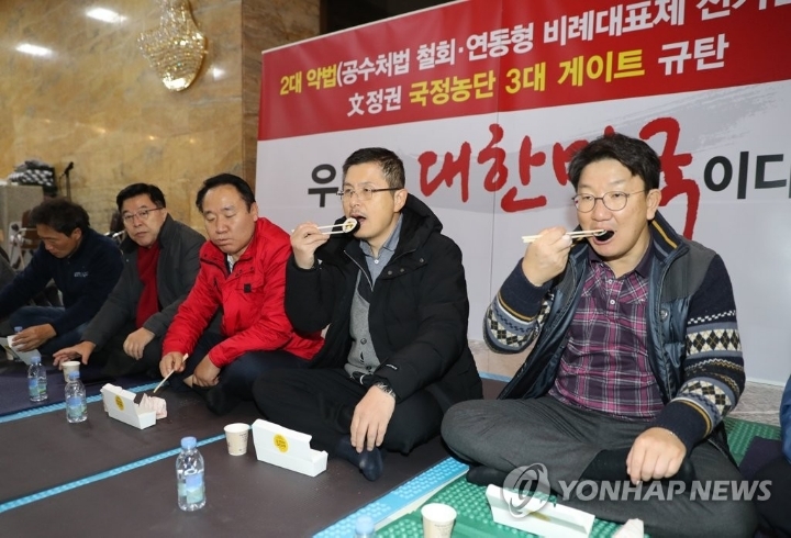 김밥 먹는 황교안 | 인스티즈