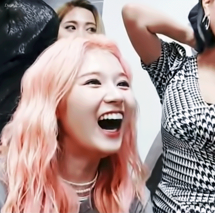 트와이스 정연이한테 애교부리는 사나 ㅋㅋ | 인스티즈