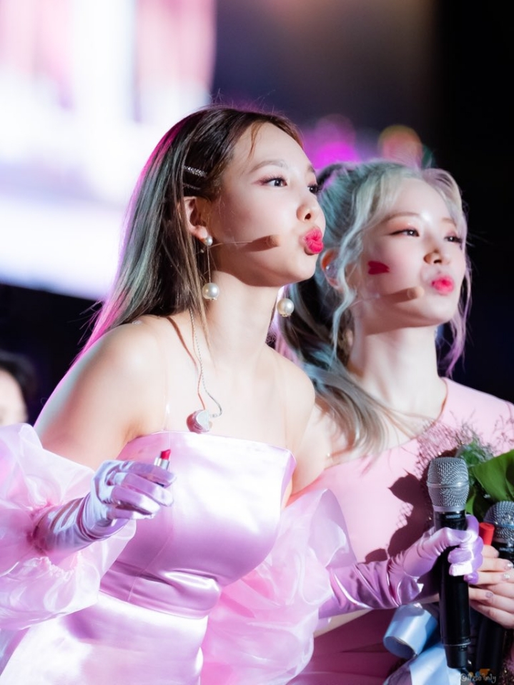 뽀뽀하는 트와이스.jpgif | 인스티즈