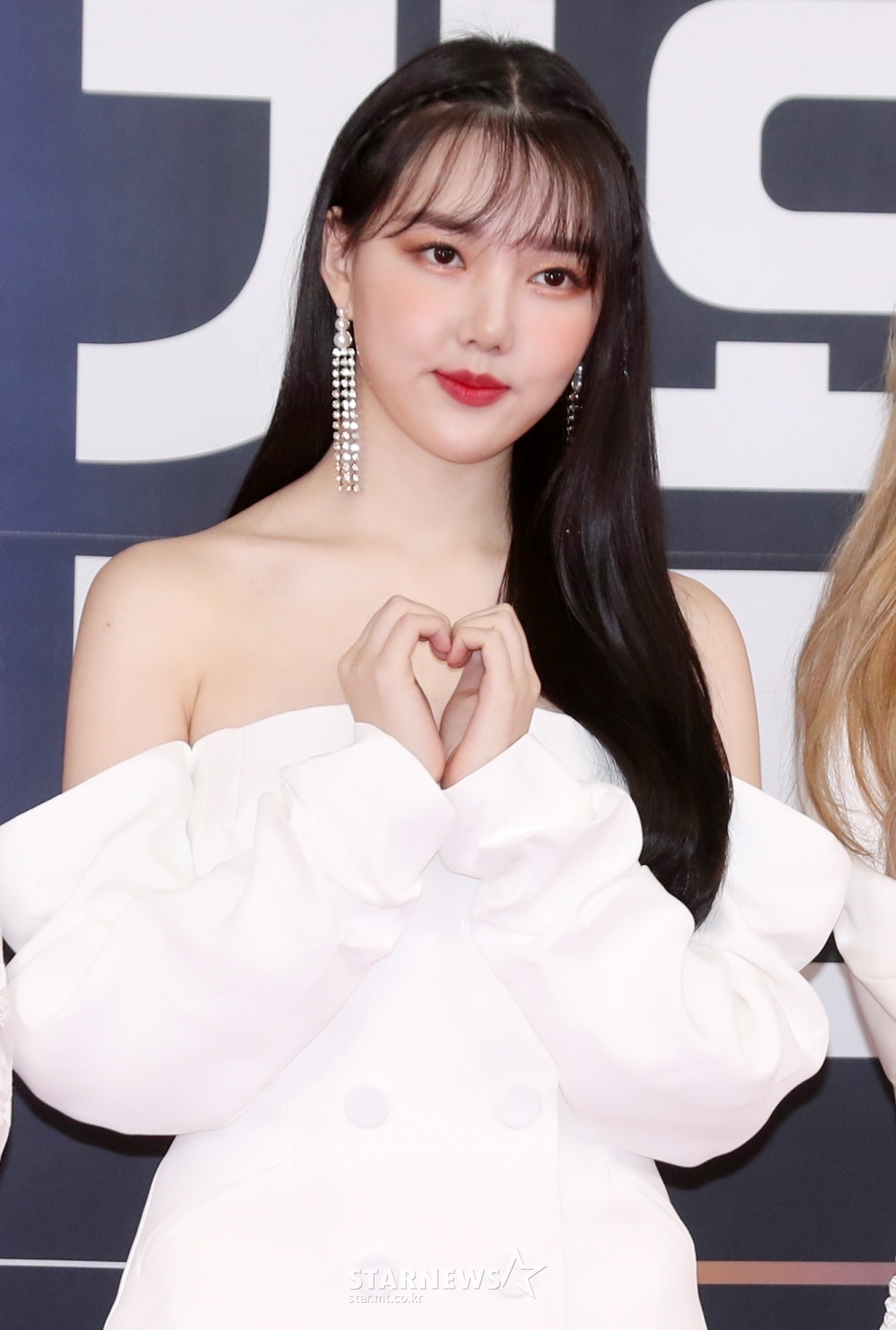 여자친구 sbs 가요대전 레드카펫.jpg | 인스티즈