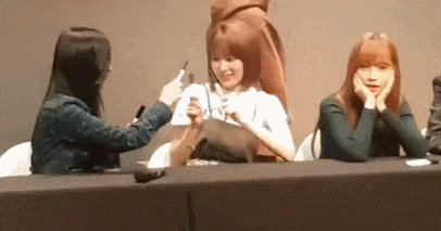 애들이 노는데 끼어들면 분위기 싸해진다.gif (feat.조유리) | 인스티즈