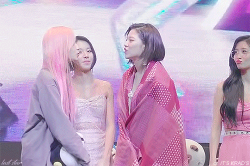 정연이 더듬는 사나.gif | 인스티즈