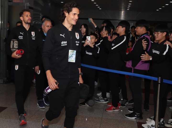 사람을 아끼는게 보이는 착한 카바니 인성.gif (팬서비스) | 인스티즈