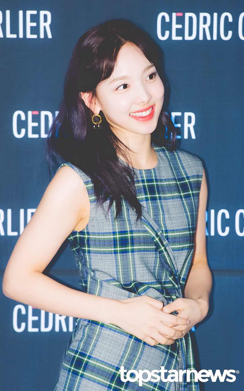 막내 쯔위가 좋아 포옹하는 맏내 나봉이 | 인스티즈