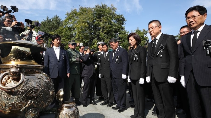 한국당 다카기 마사오 묘소 헌화.jpg | 인스티즈