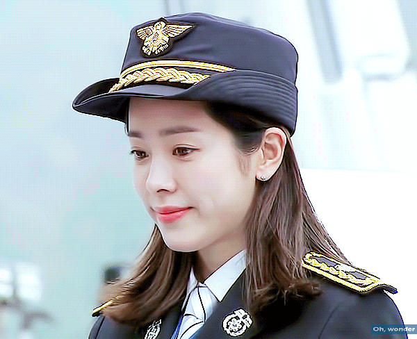 문재인 대통령 바라보는 한지민.gif | 인스티즈