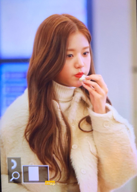 아이즈원) 공항에서 빵먹는 프리뷰 혜원&amp;원영 | 인스티즈