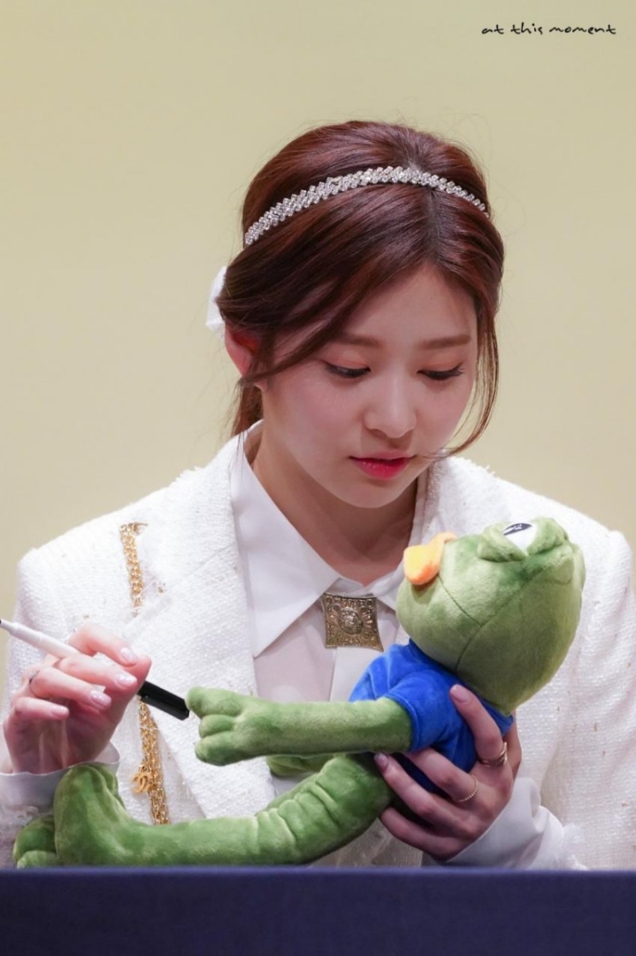 쭈굴미 넘치는 애잔한 개구리 아이즈원 김민주3.jpgif | 인스티즈