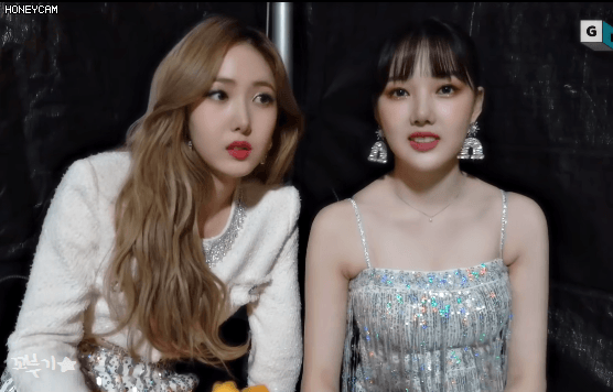 포즈 연구하는 여자친구 여신비와 짱예린.gif | 인스티즈