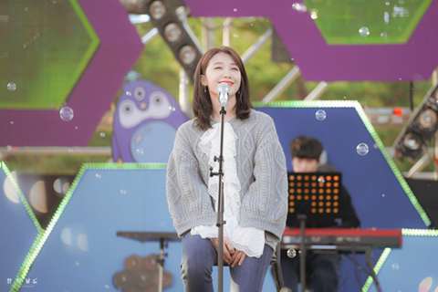 무대 비누방울 효과 속 에이핑크 정은지.jpgif | 인스티즈