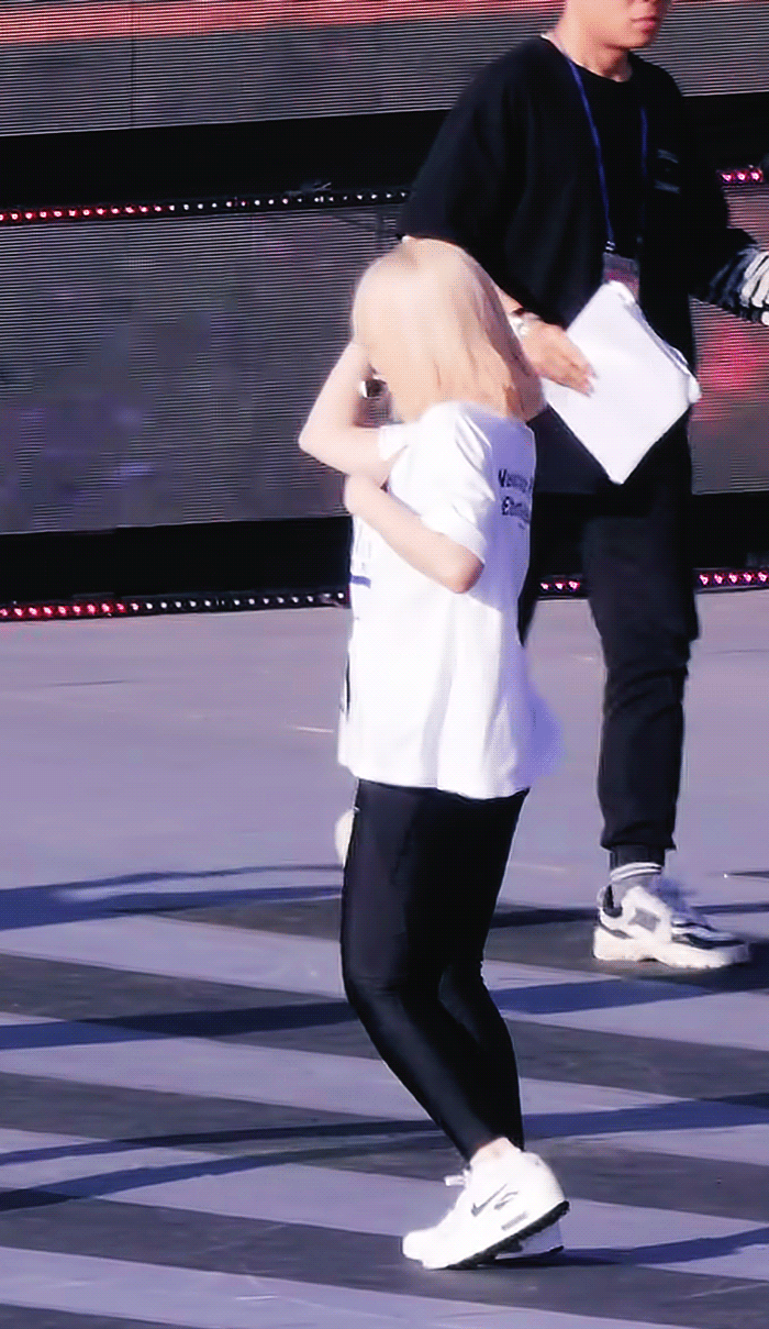 아스케 이후 4년만에 다시 금발로 염색한 레드벨벳 웬디 | 인스티즈