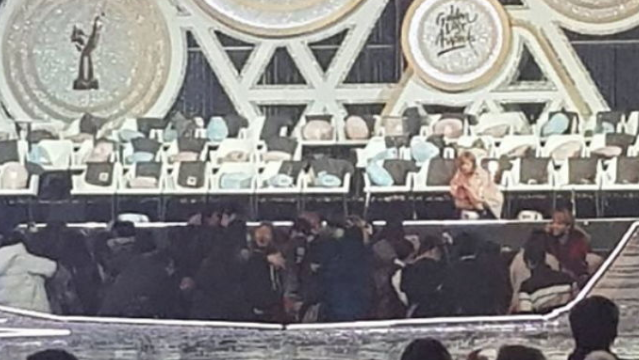 다 떠난 무대에 돌아와 팬들에게 인사해주는 트와이스.gif | 인스티즈