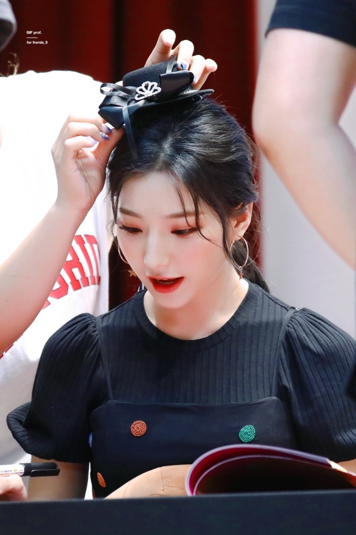 슬슬 연휴가 끝나가는 것이 실감나는 와중에 이새롬.jpgif | 인스티즈