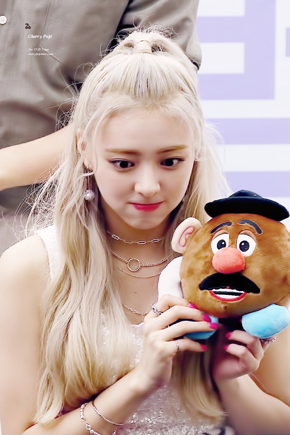 금발머리 ITZY 유나.jpgif | 인스티즈