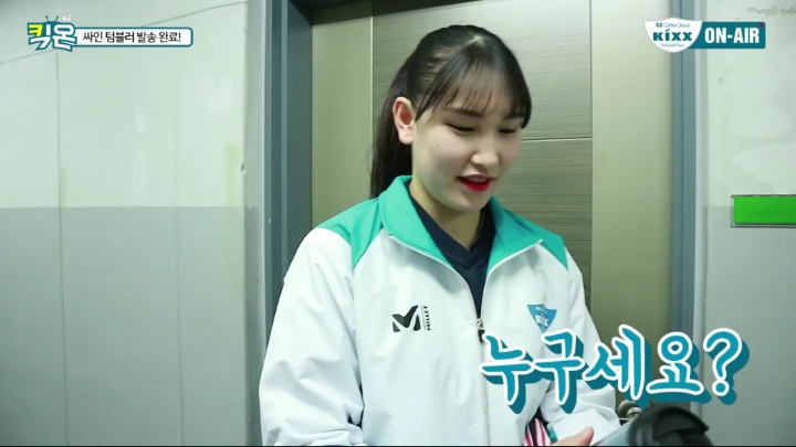 텀블러에 싸인하는 여배선수들.jpg | 인스티즈